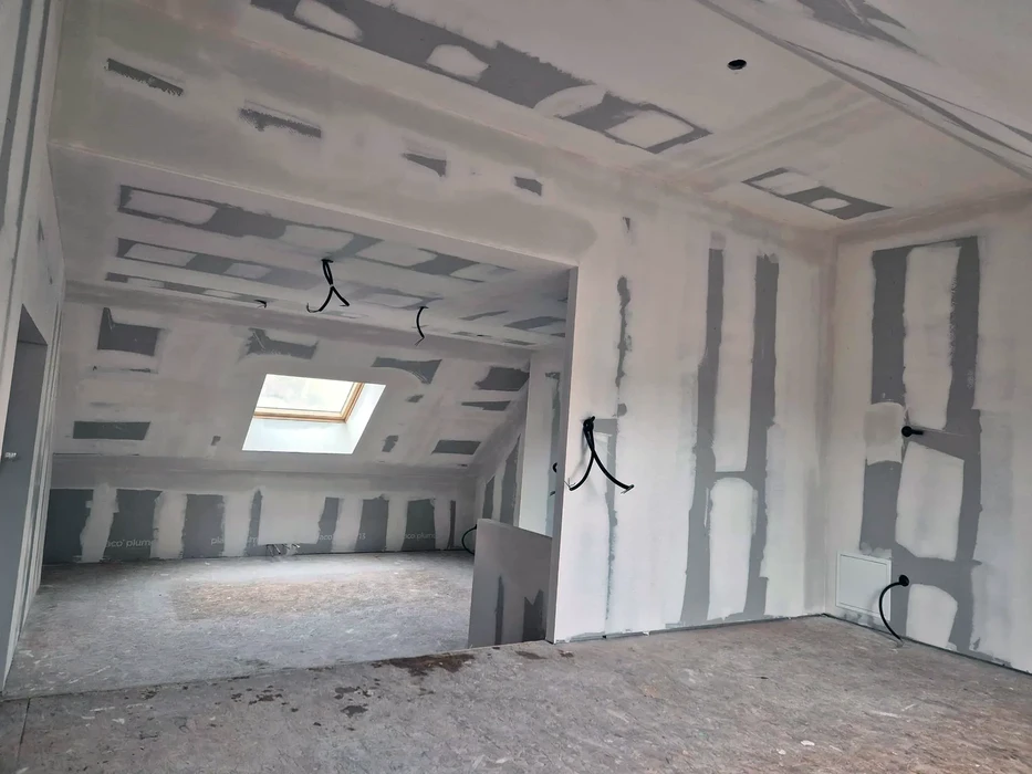 Intérieur en cours de rénovation avec cloisons en plaques de plâtre partiellement installées