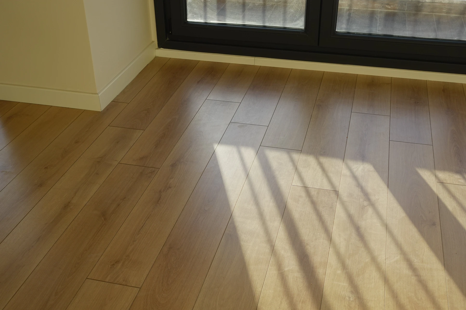 Intérieur résidentiel moderne avec sol en parquet stratifié ou contrecollé de teinte chêne naturel