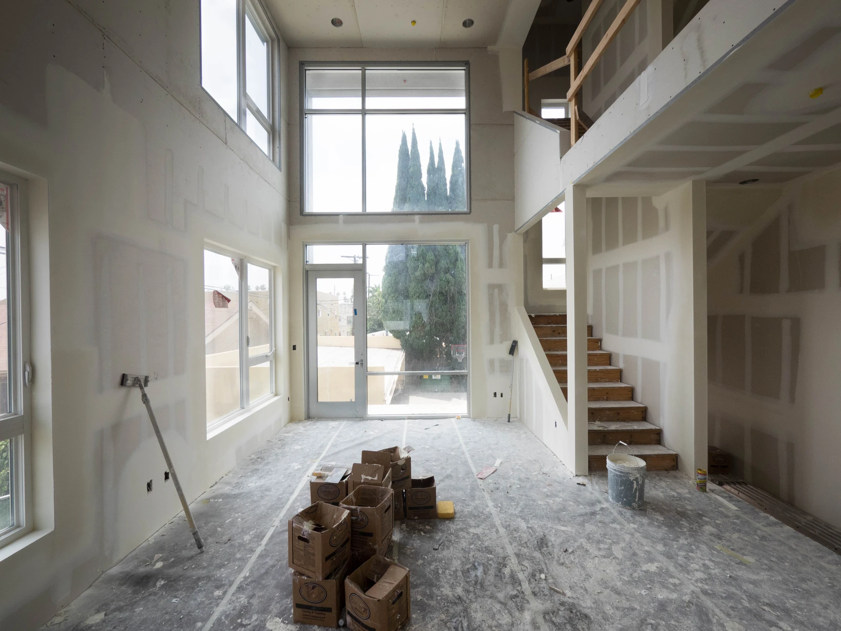 Artisan en v&ecirc;tements de travail utilisant une scie &agrave; onglet radiale &eacute;lectrique dans un atelier de menuiserie int&eacute;rieur