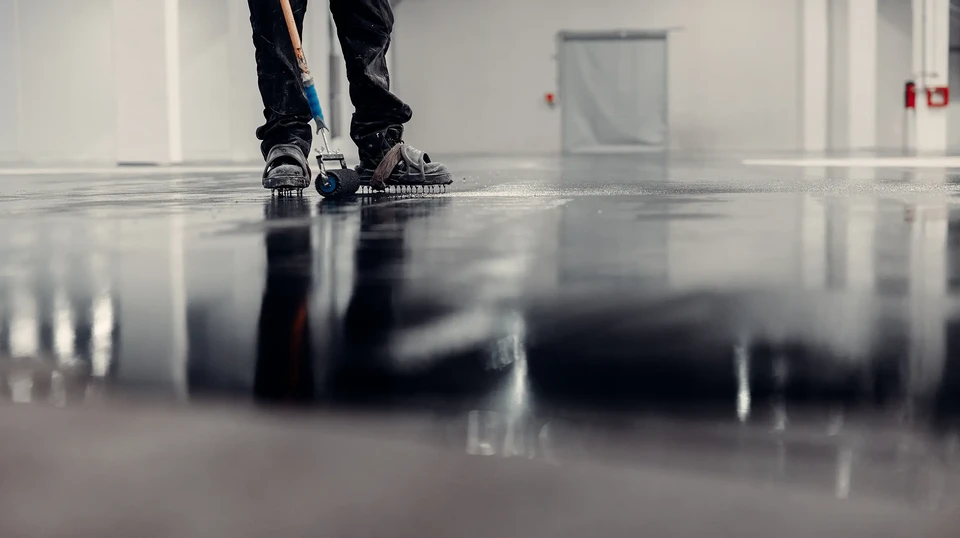 Atelier artisanal d'objets décoratifs en résine époxy sur surface de marbre blanc