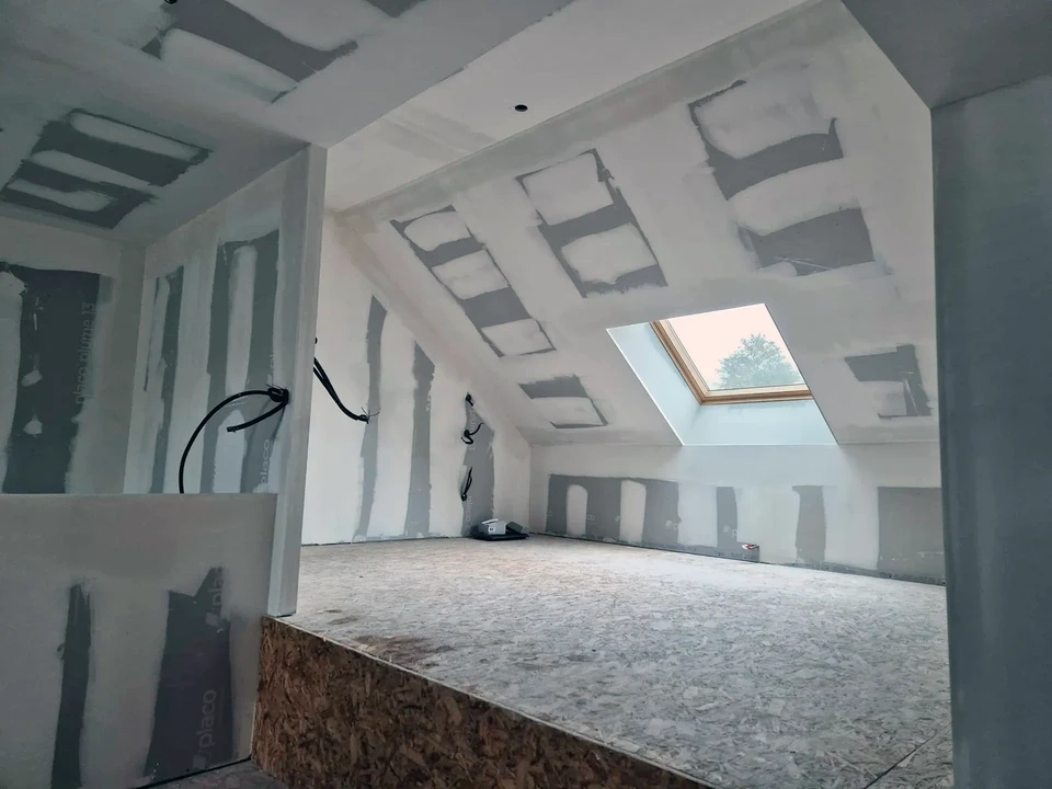 Chantier de construction intérieure avec cloisons en plaques de plâtre non finies