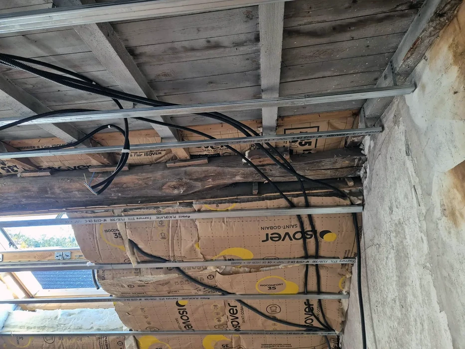 Intérieur de maison en cours de rénovation avec cloisons sèches partiellement installées