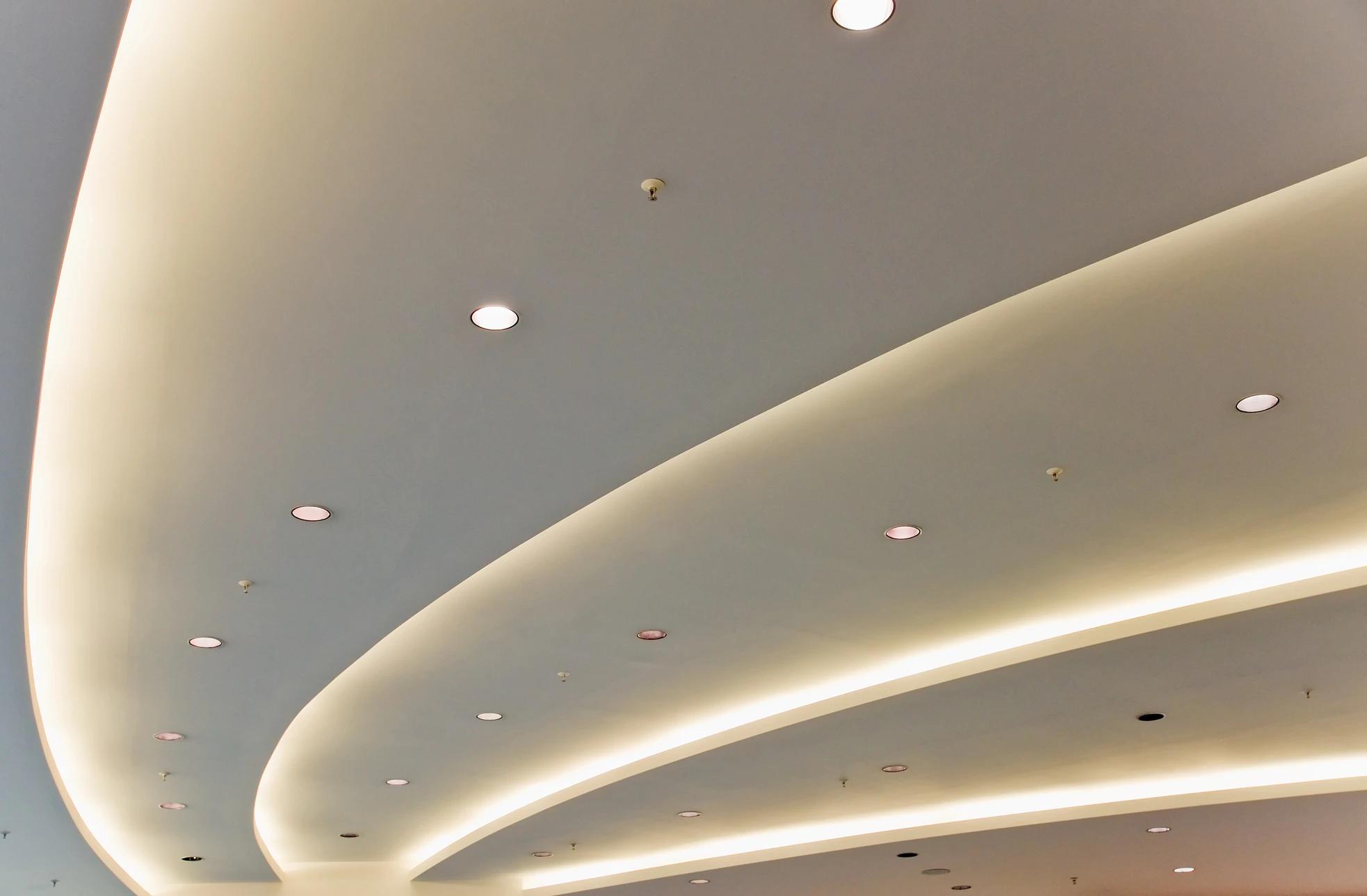 Intérieur résidentiel moderne avec plafond suspendu blanc équipé d'éclairage LED encastré et bandeau lumineux linéaire