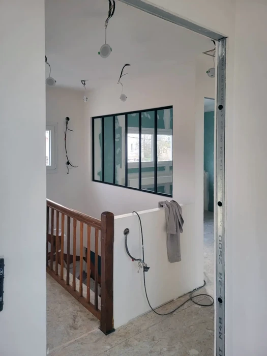 Chantier de rénovation intérieure avec murs en cours de finition