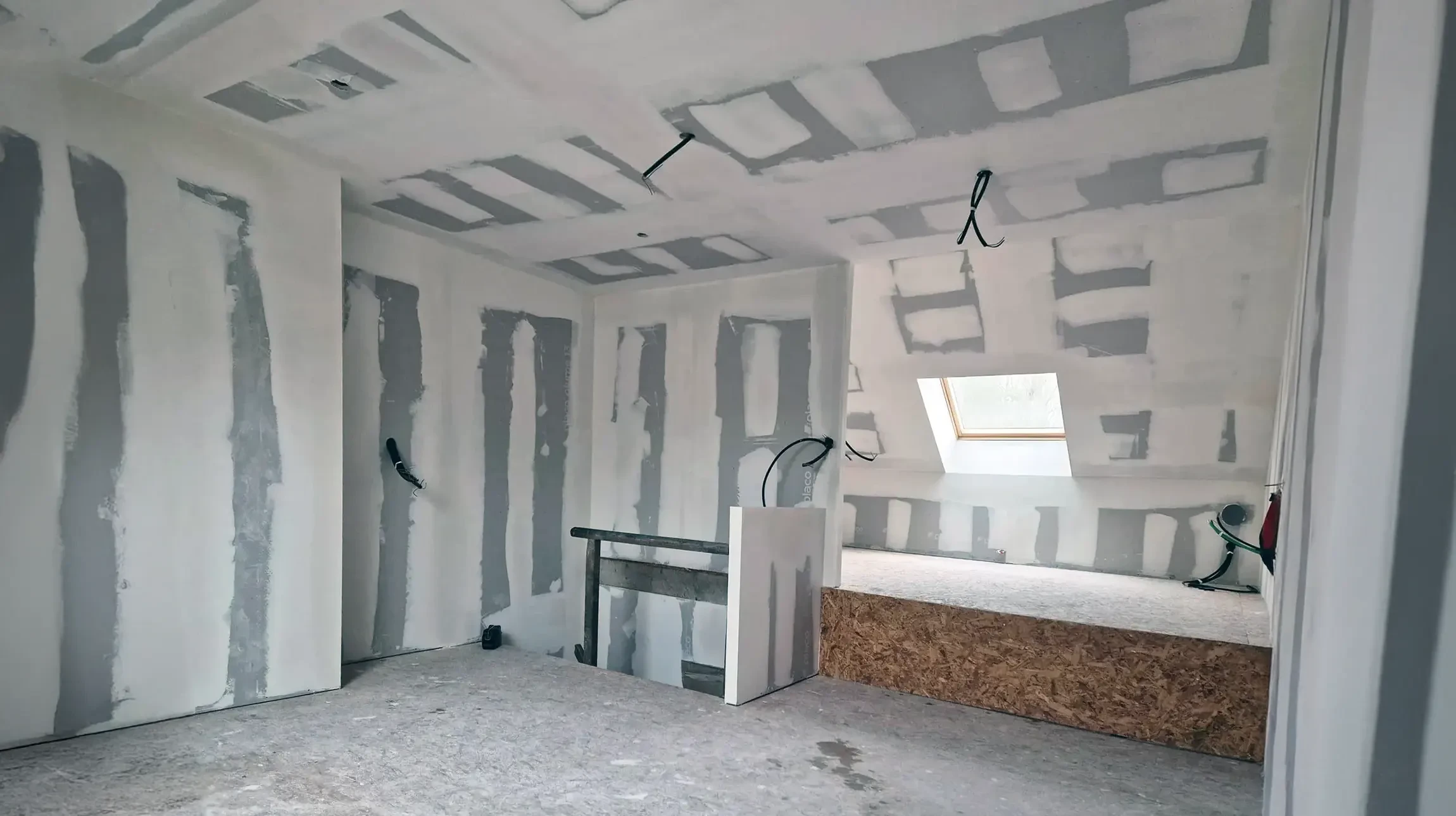 Espace int&eacute;rieur moderne avec colonnes m&eacute;talliques et parquet en bois naturel