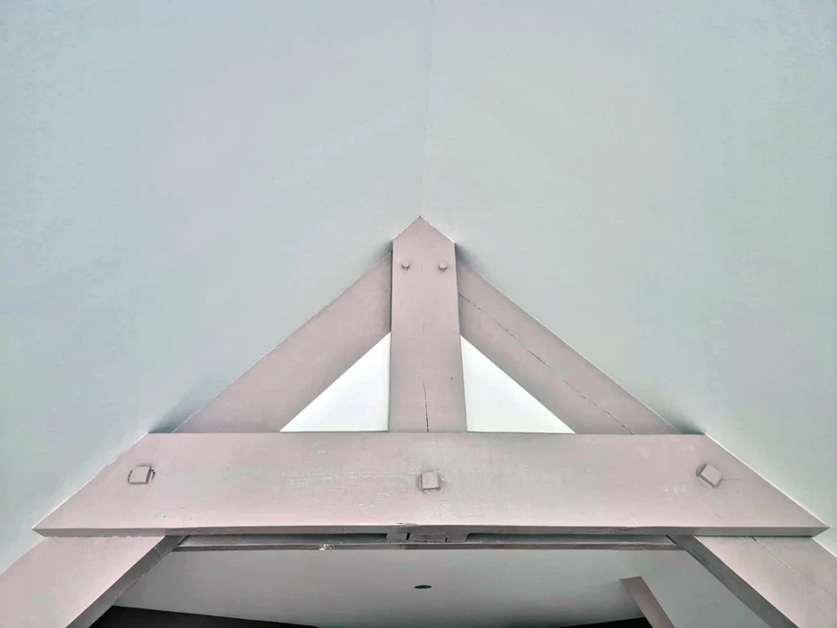 Chantier de rénovation intérieure dans combles aménagés avec cloisons en plaques de plâtre en cours de finition