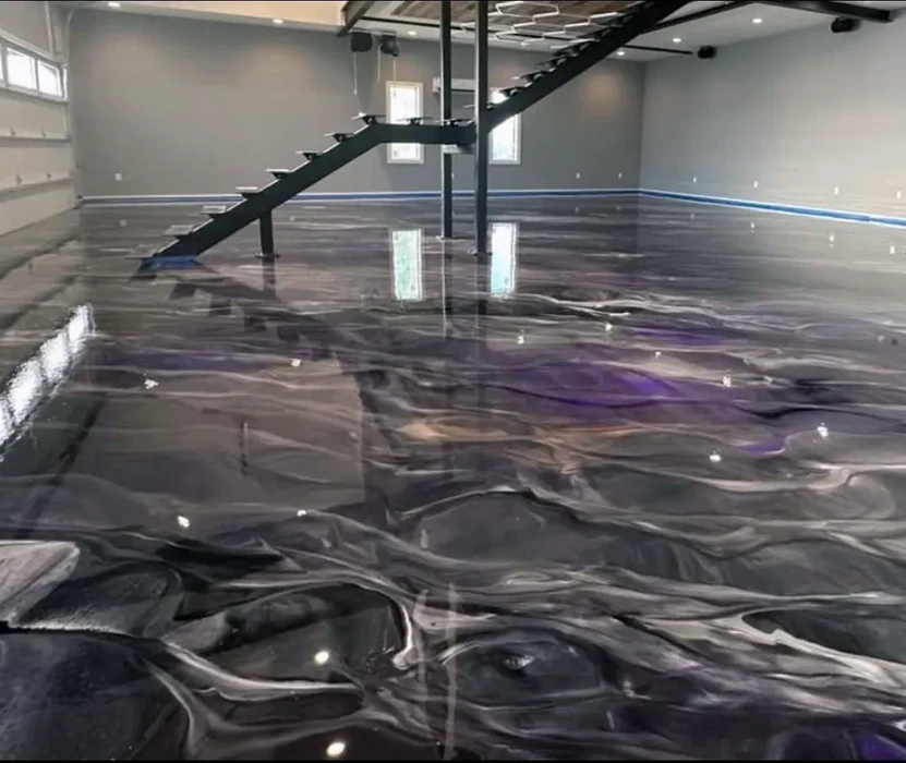 Chantier de construction intérieur sous combles avec cloisons en plaques de plâtre partiellement installées