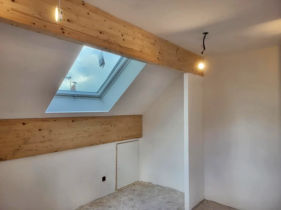 Bureau moderne avec espace de travail ouvert, fauteuils design blancs autour d'une table de réunion, mobilier contemporain et étagères murales intégrées