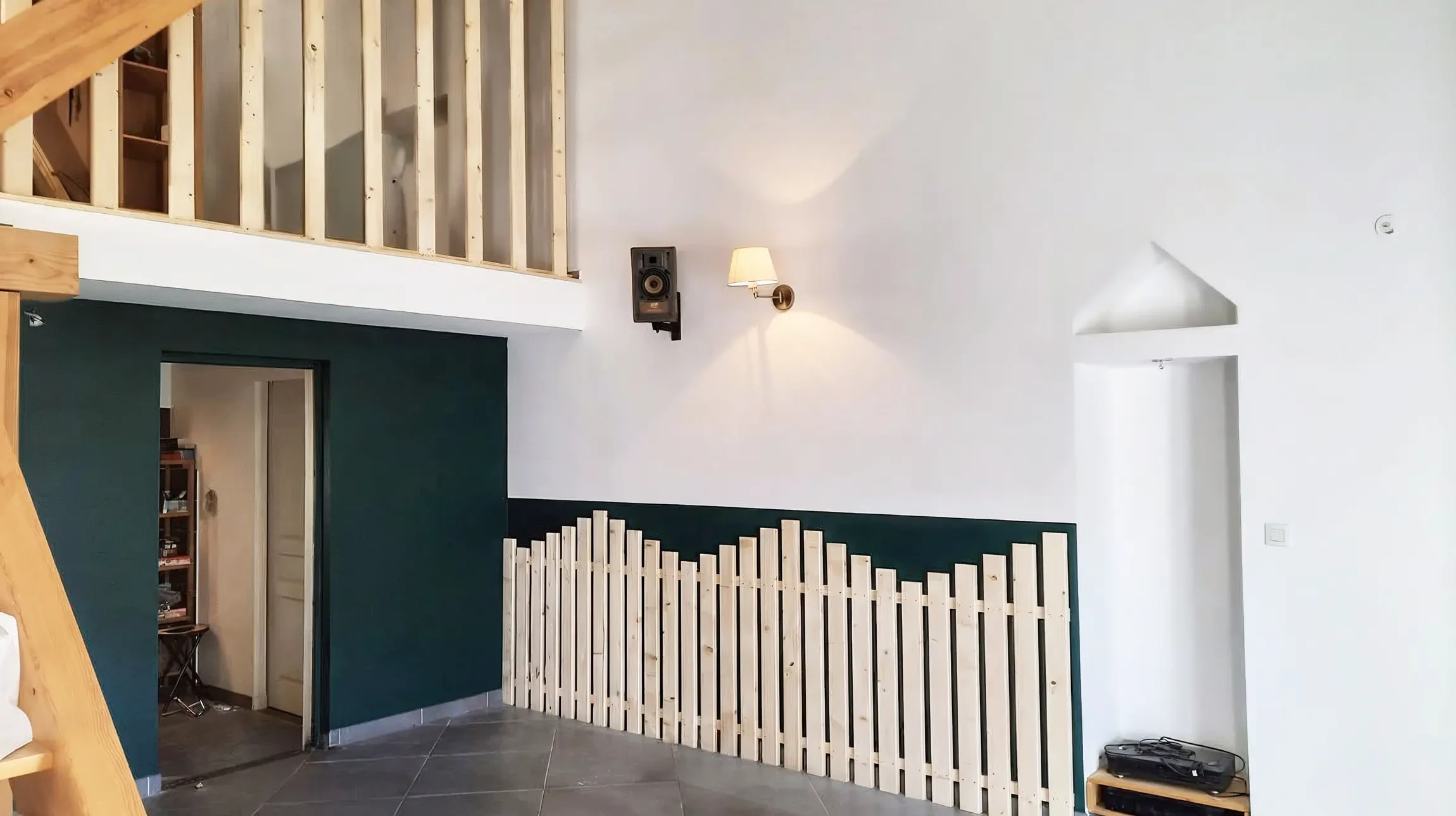 Chantier de construction int&eacute;rieur avec murs en plaques de pl&acirc;tre partiellement install&eacute;es